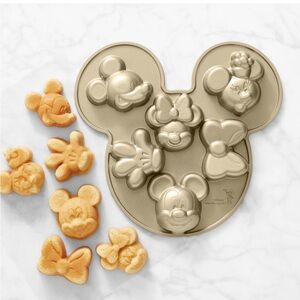 NWT Williams Sanoma Mickey and Minnie Mouse Cast Aluminum Caklet Pan